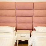 Luna & Hotel apartamentowy Golem (Tirana)
