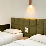 Luna & Hotel apartamentowy Golem (Tirana)