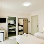 Luna & Hotel apartamentowy Golem (Tirana)
