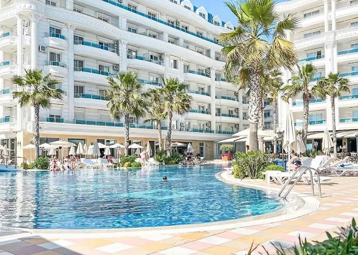 Luna & 4* Golem (Tirana)