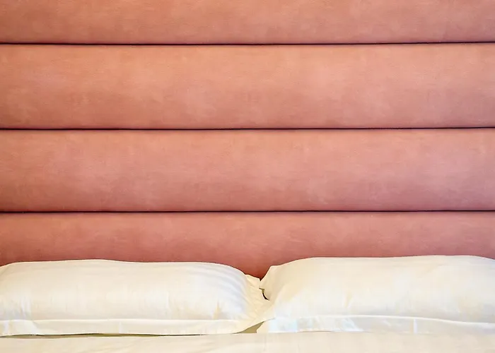 Luna & Golem (Tirana)