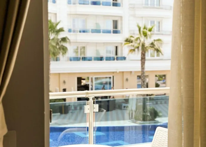 Luna & Apart-hotel Golem (Tirana)