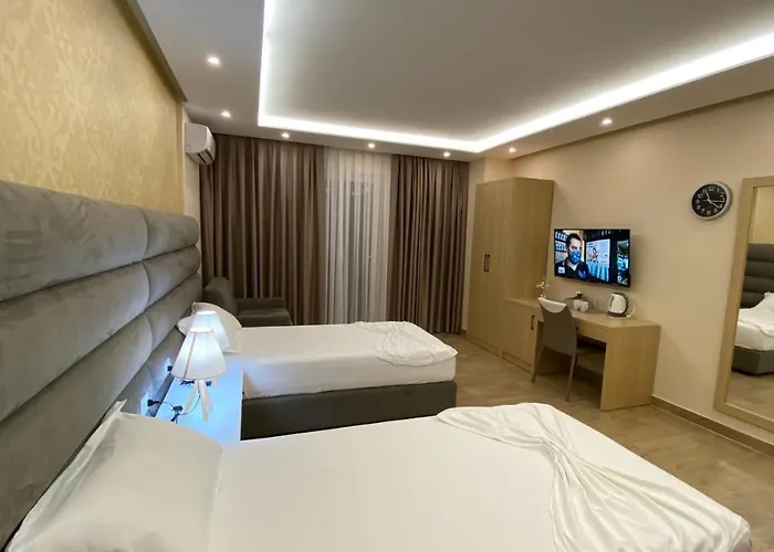 Luna & Golem (Tirana)